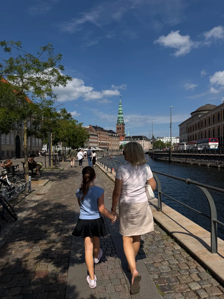 Jalutuskäik Kopenhaageni kanali ääres, käest kinni