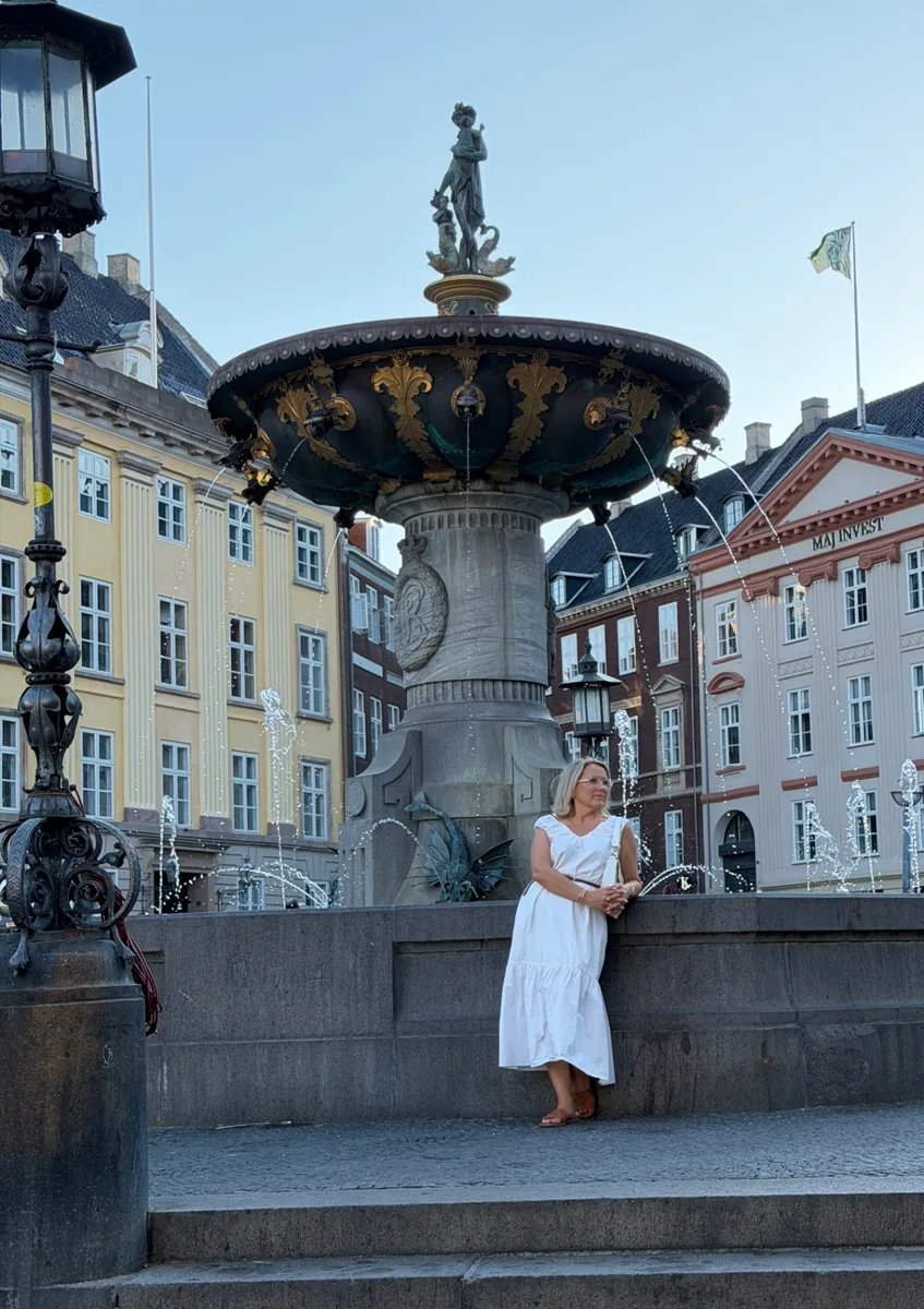 Jane Caritase purskkaevu ees Gammeltorvil Kopenhaagenis