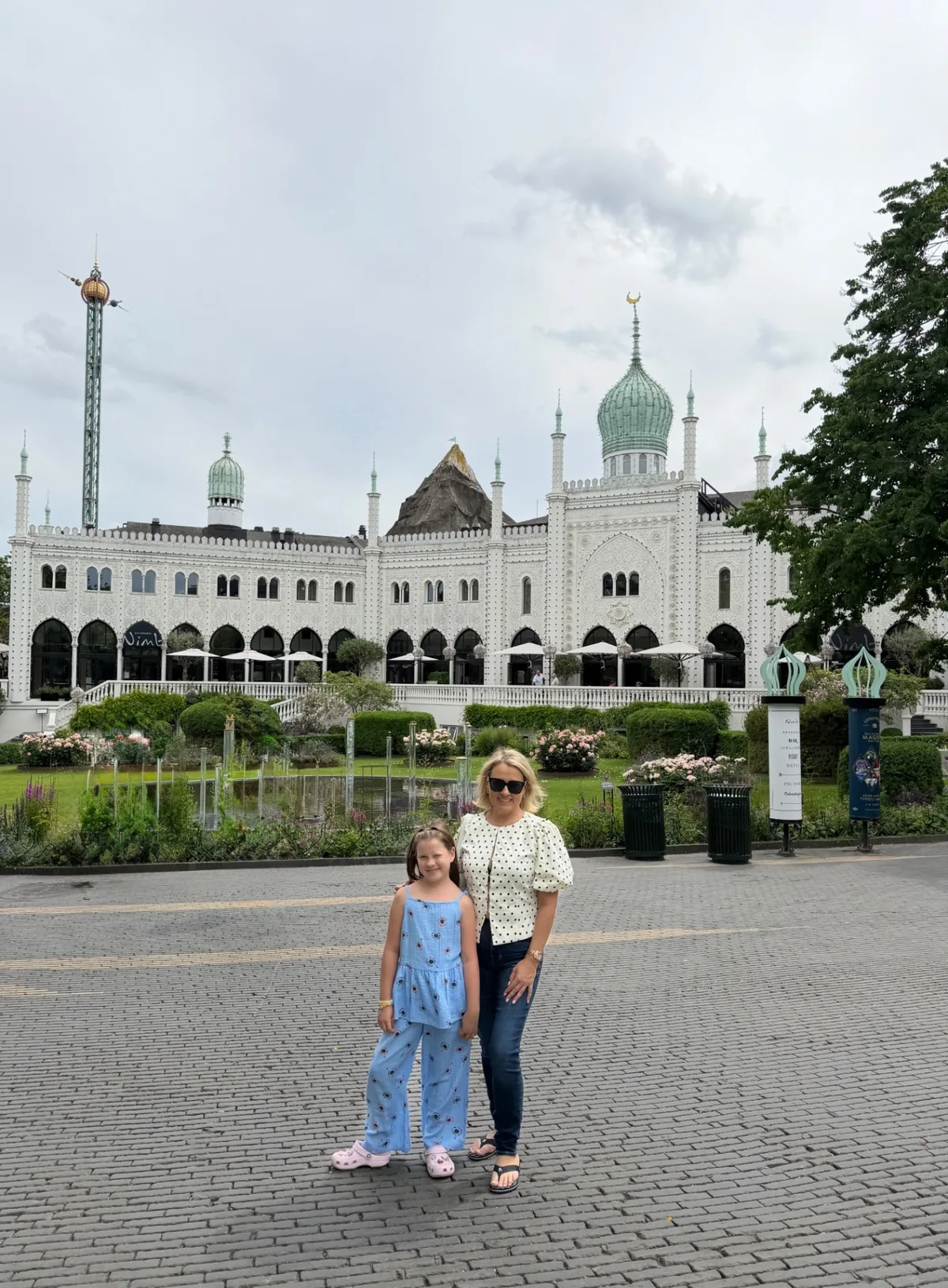 Jane ja lapselaps Tivoli Nimbi valge hoone ees