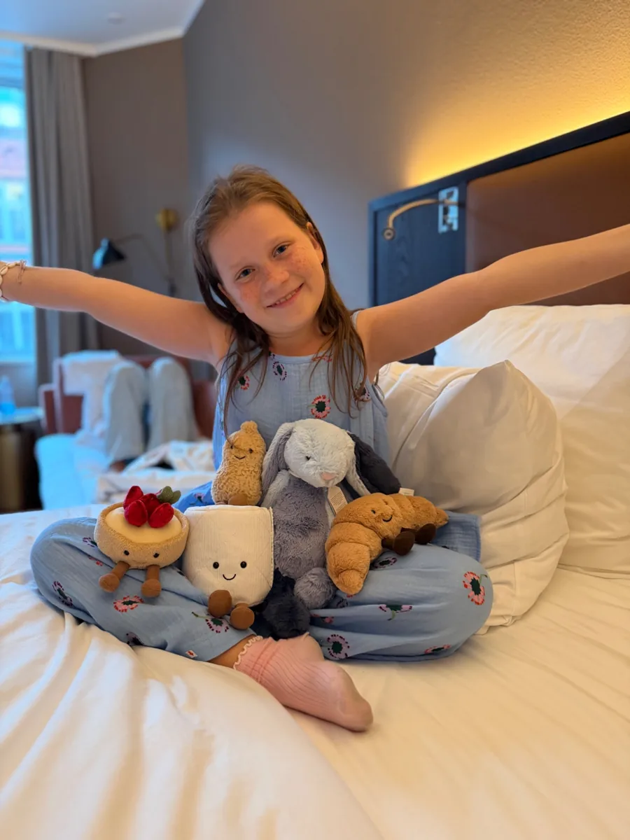 Lapselaps hotellitoa voodis koos Jellycati pehmete mänguasjadega Kopenhaagenis