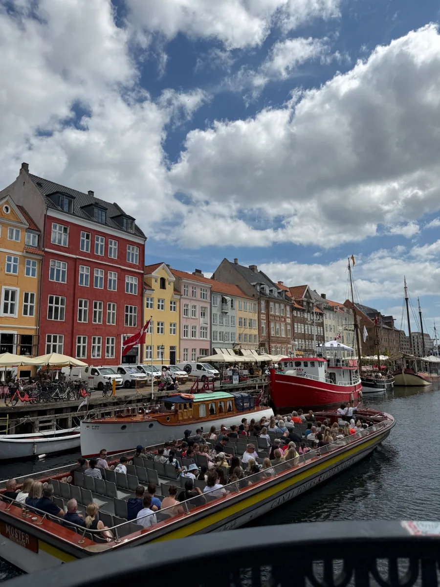 Kanalipaat täis reisijaid Nyhavni sadamas Kopenhaagenis