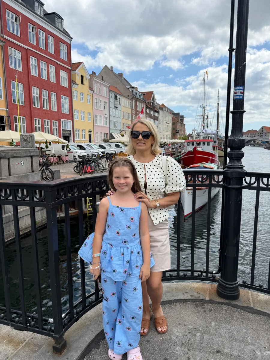 Jane ja lapselaps Nyhavni sillal Kopenhaagenis