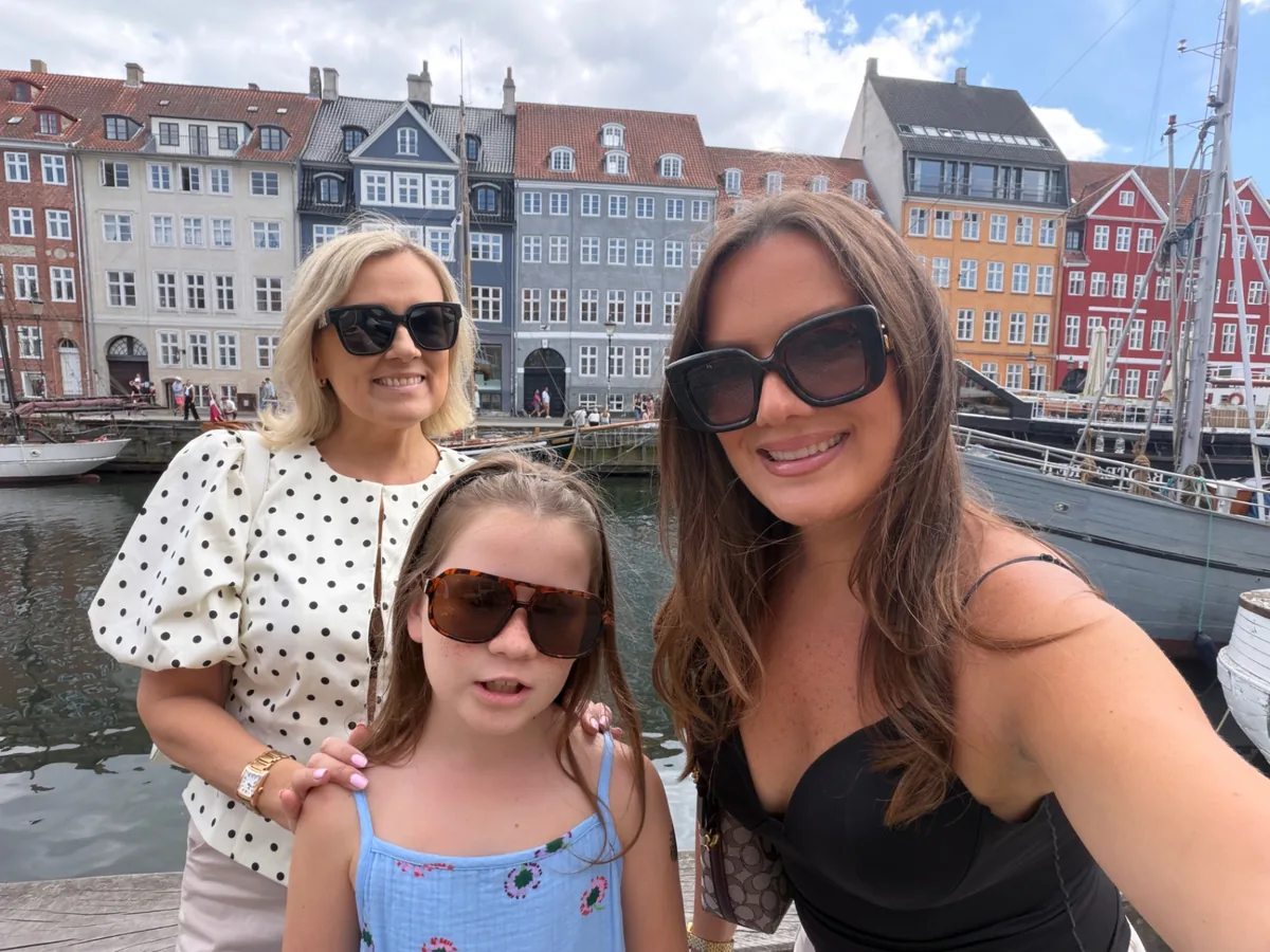 Jane, tütar ja lapselaps koos Nyhavni kanali ääres Kopenhaagenis