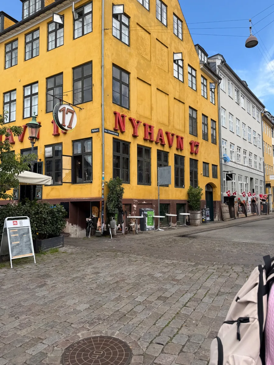 Kollane Nyhavn 17 nurgamaja varahommikul Kopenhaagenis