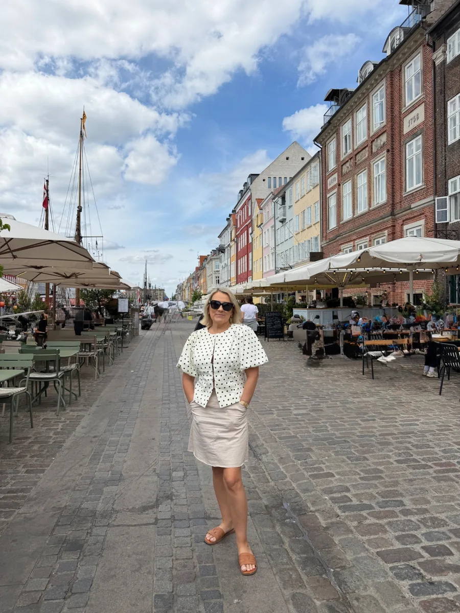 Jane Nyhavni munakivitänaval kohvikute ja värviliste majade vahel
