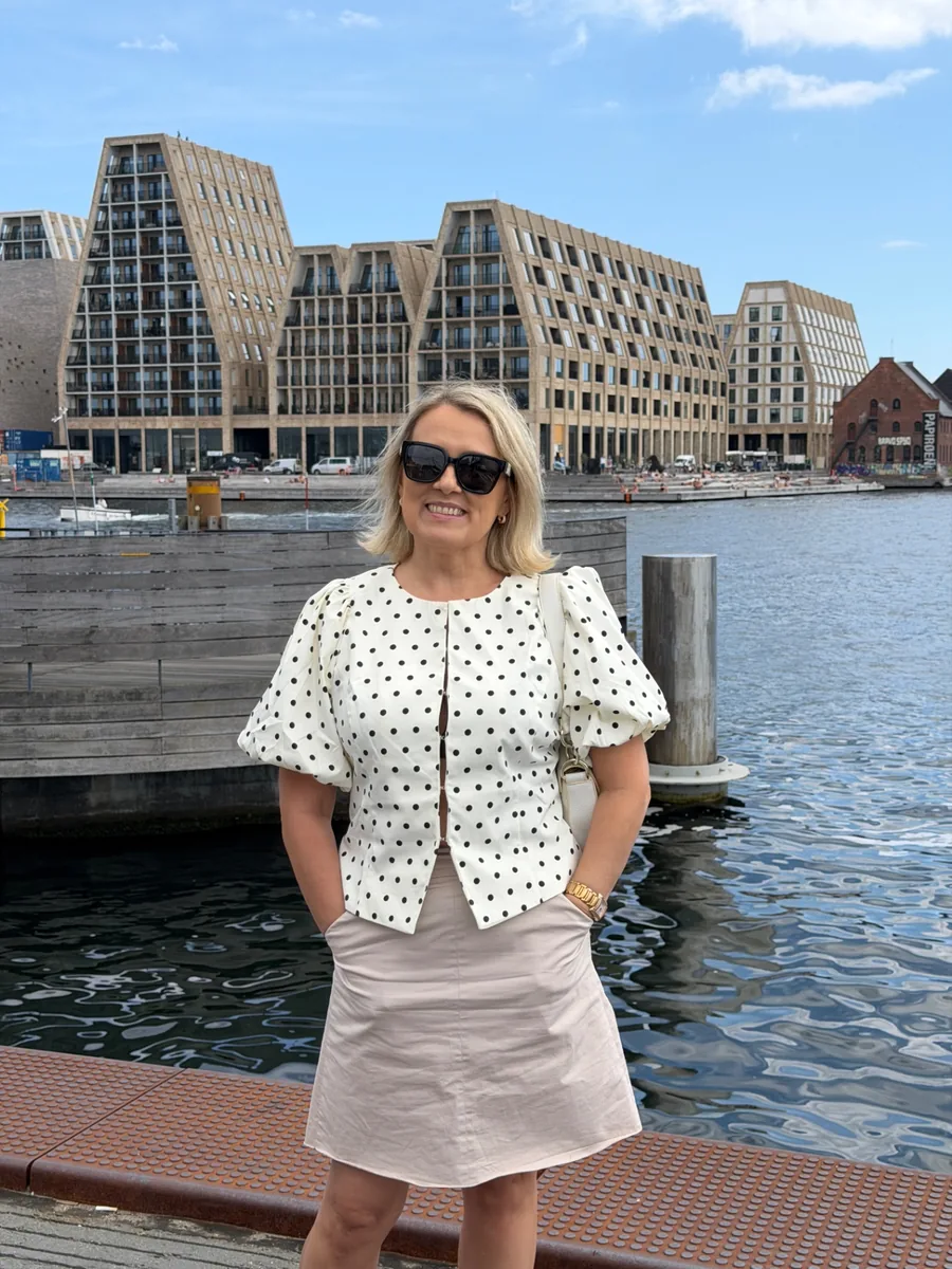 Jane Kopenhaageni uue sadamaääre kaasaegsete hoonete ja ujumiskoha taustal