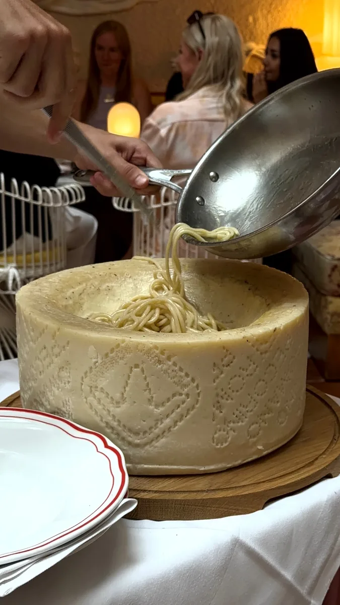 Pasta keerutamine suure parmesanijuustu kera sees