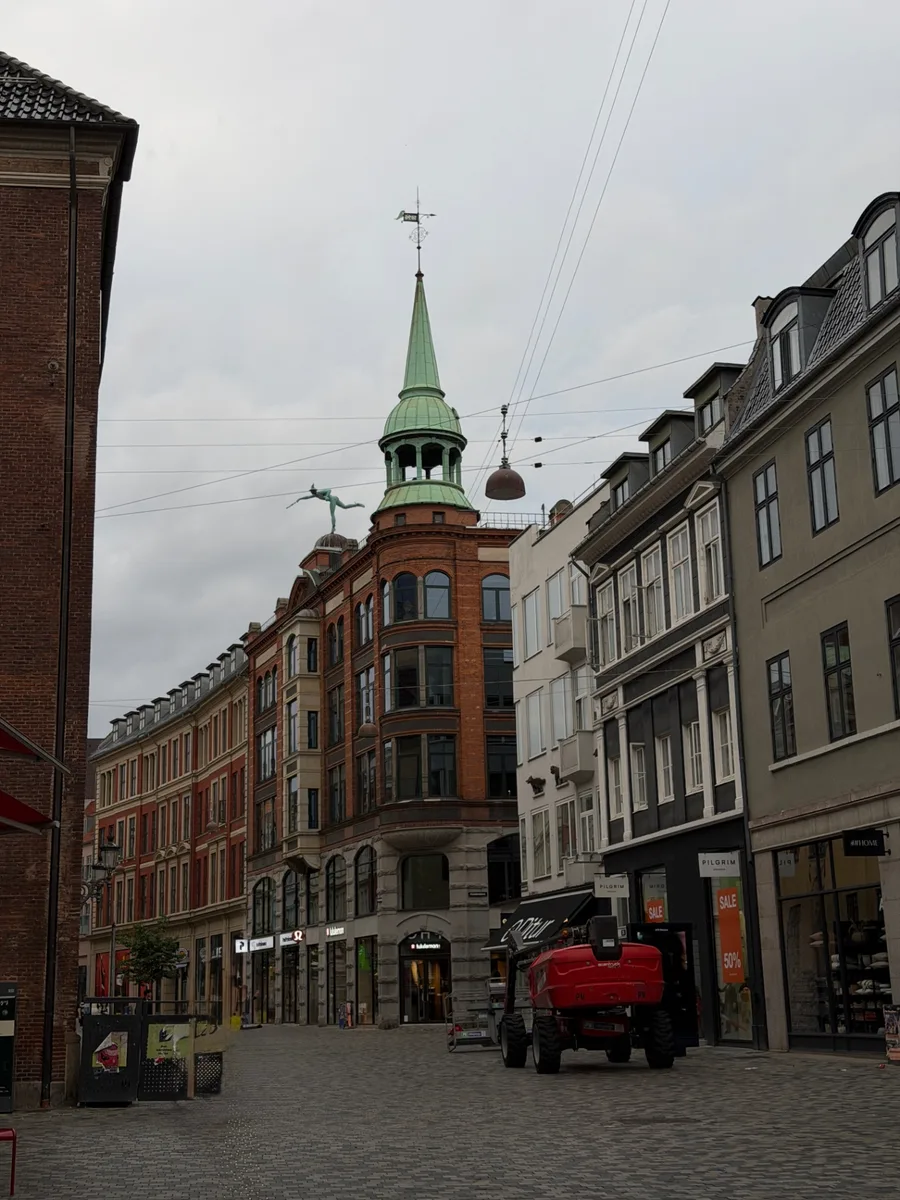 Rohelise tornikiivriga tellishoone Kopenhaageni vanalinna tänaval